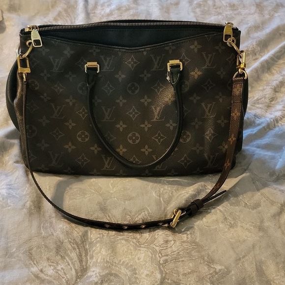 Louis vuitton Monogram purse. . Worn a few times. - Picture 8 of 11